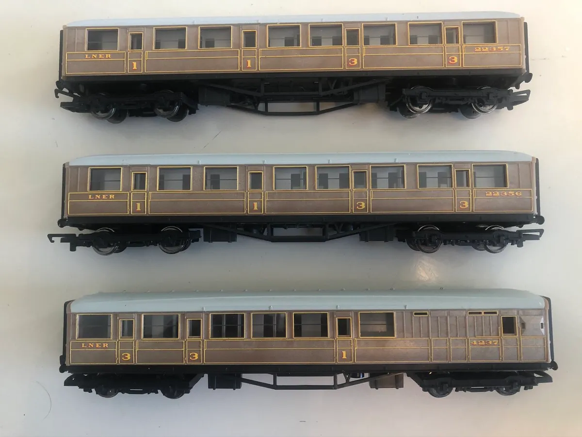 Hornby LNER Gresley Teak Coaches. 00 gauge.  €20 e - Image 3