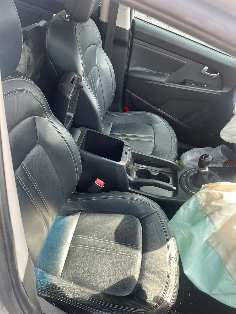 2012 Kia spotage 1.7 cdti for dismantling - Image 2