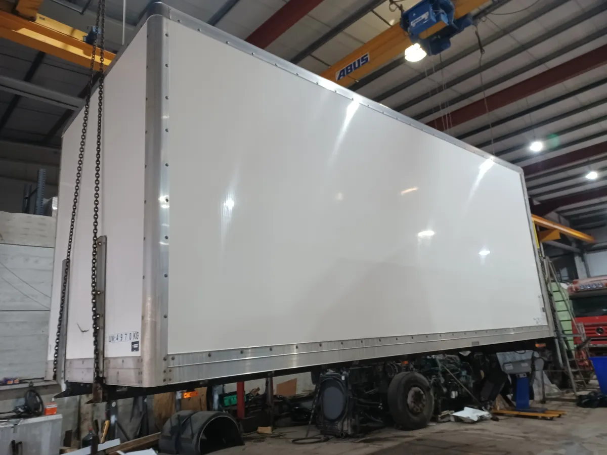 20FT White Box Body with Tail lift