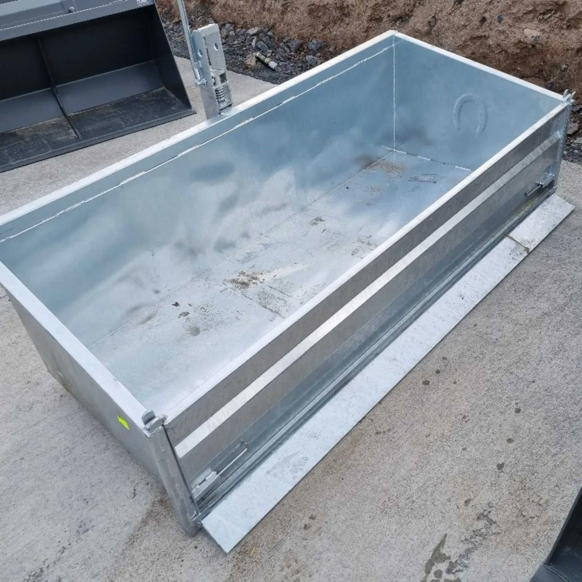 Fully galvanized transport box - Image 1