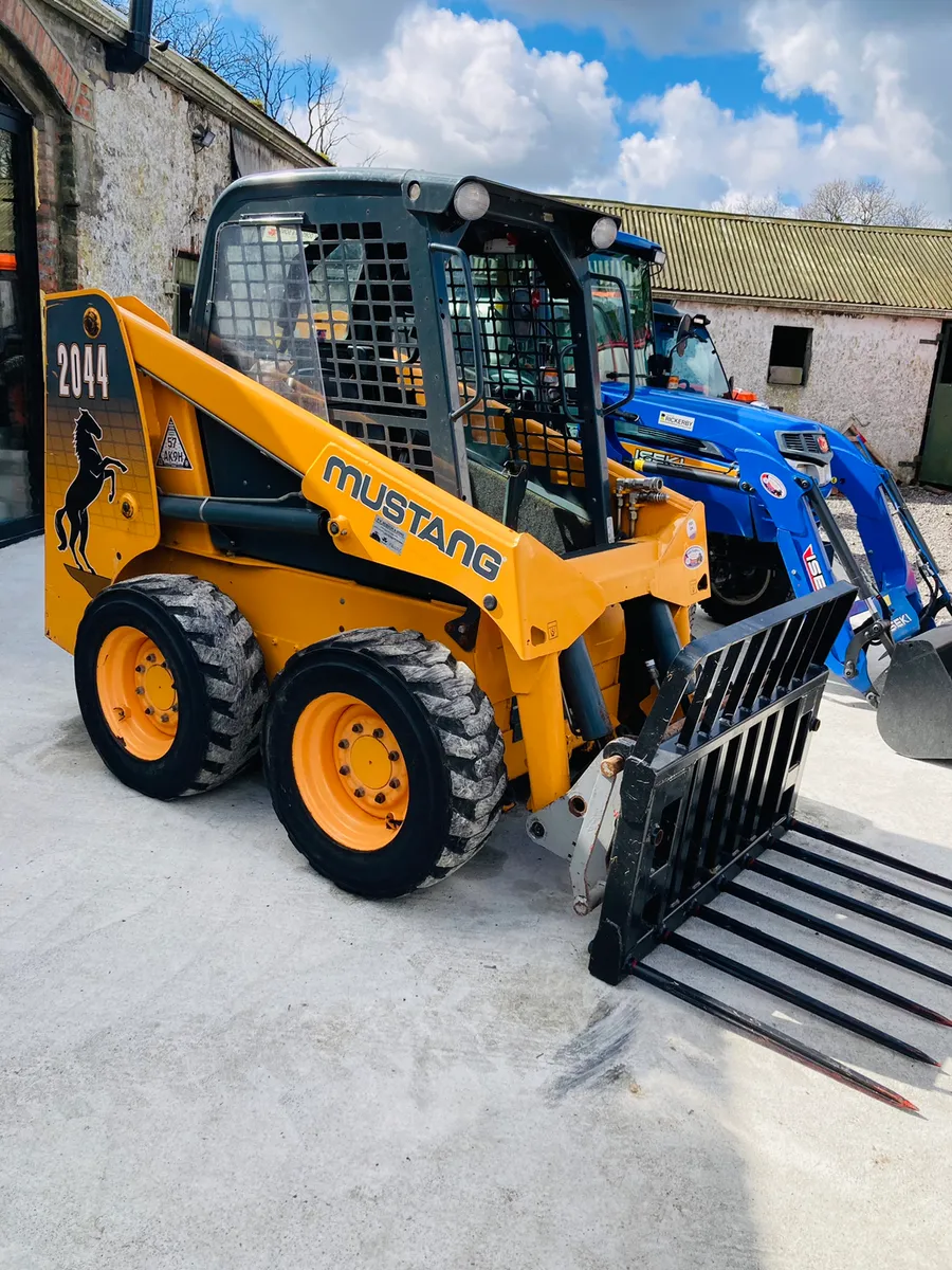 Mustang skid steer - Image 1