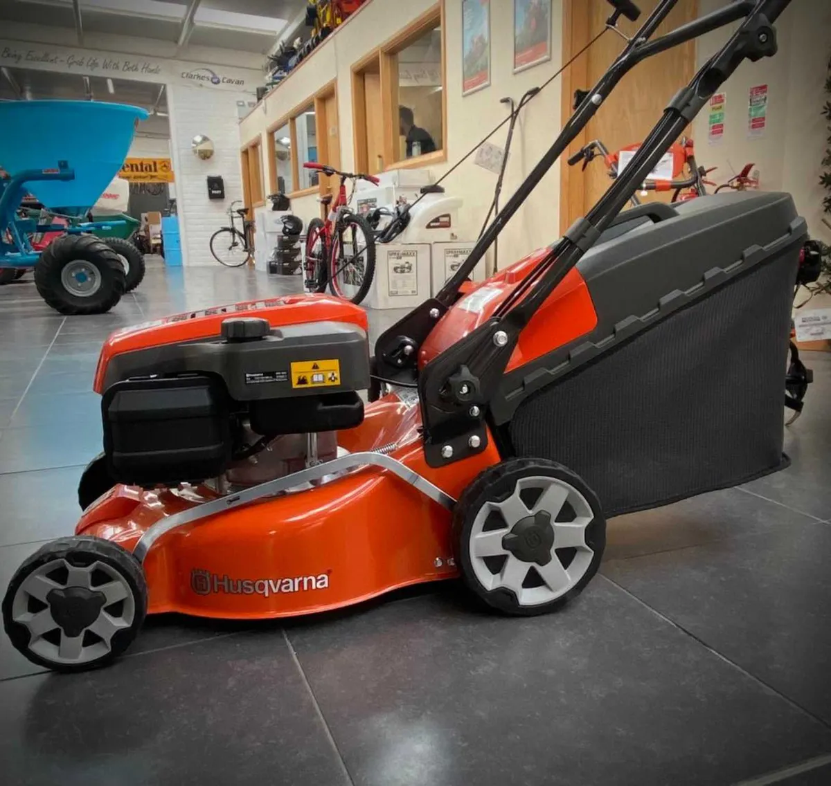 Husqvarna LC 140SP walk-behind lawnmower - Image 3