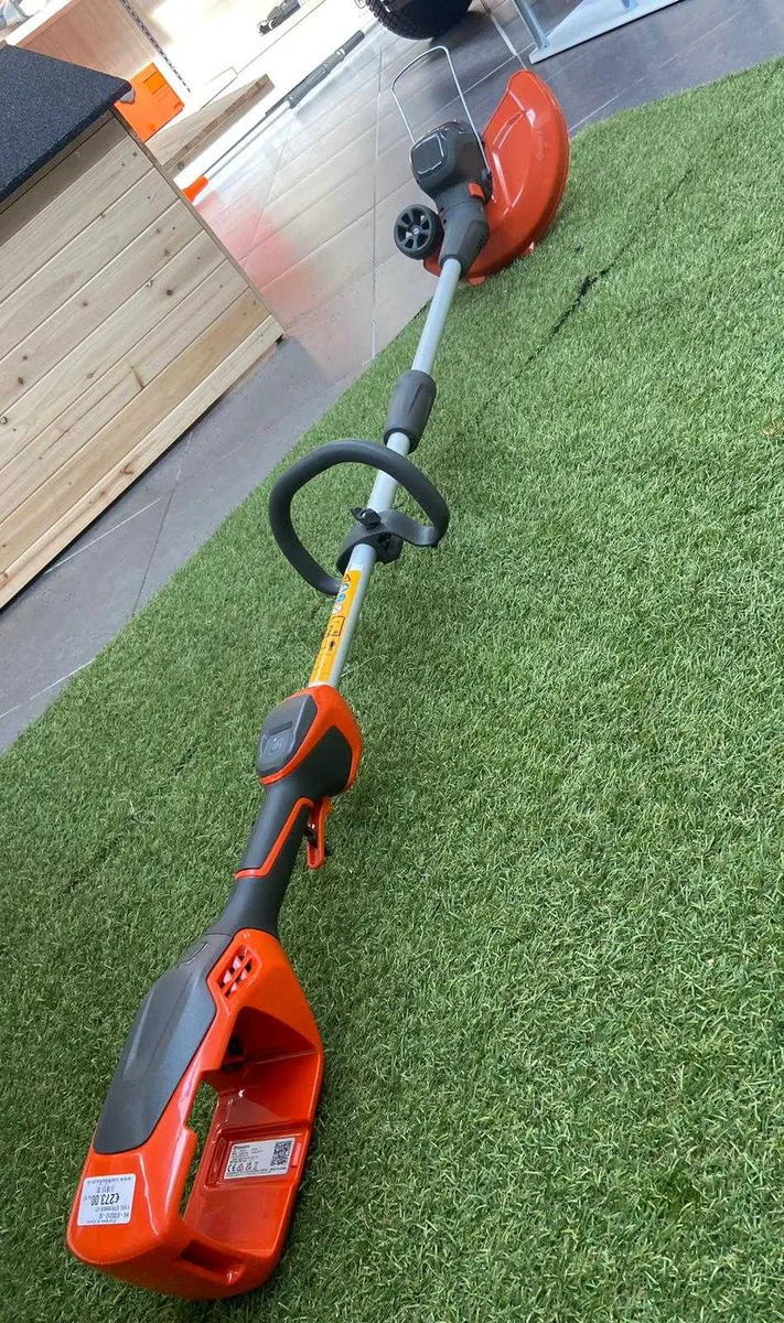 Husqvarna 110iL Trimmer with Battery and Charger - Image 1