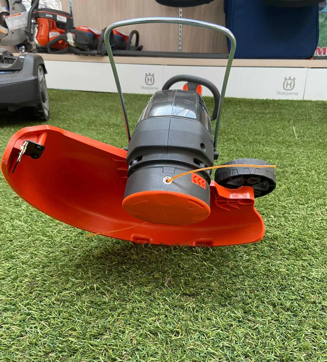 Husqvarna 110iL Trimmer with Battery and Charger - Image 2