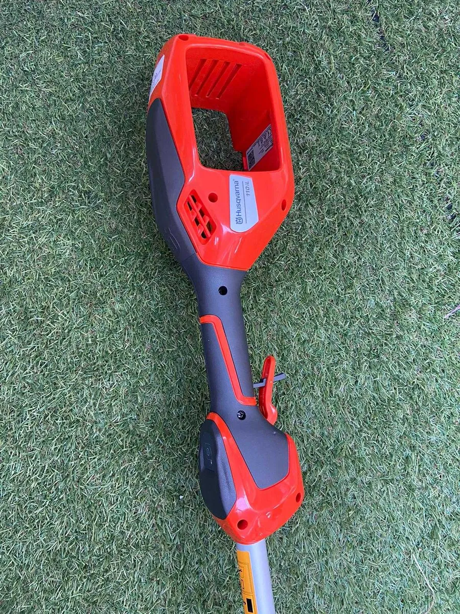 Husqvarna 110iL Trimmer with Battery and Charger - Image 4