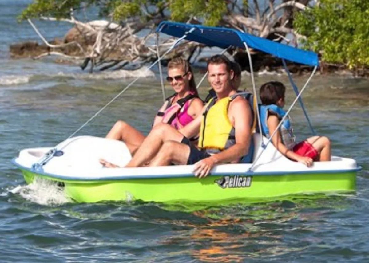 Pedal boat with canopy - Image 3