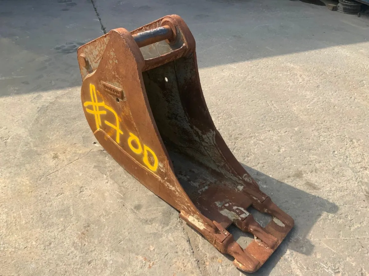 18" VOLVO SCOOP BUCKET...70mm PINS.....#7OD. - Image 1
