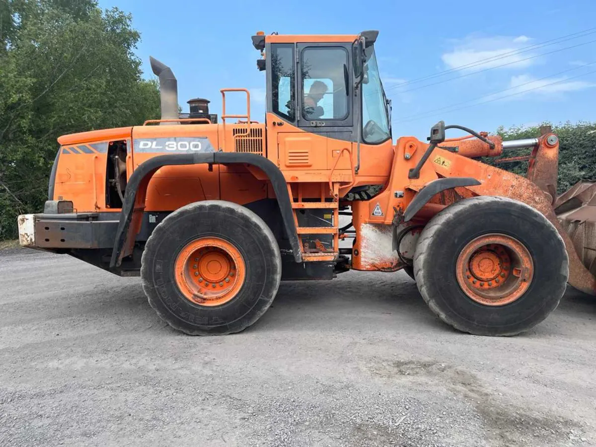 Doosan DL300 loading shovel - Image 2