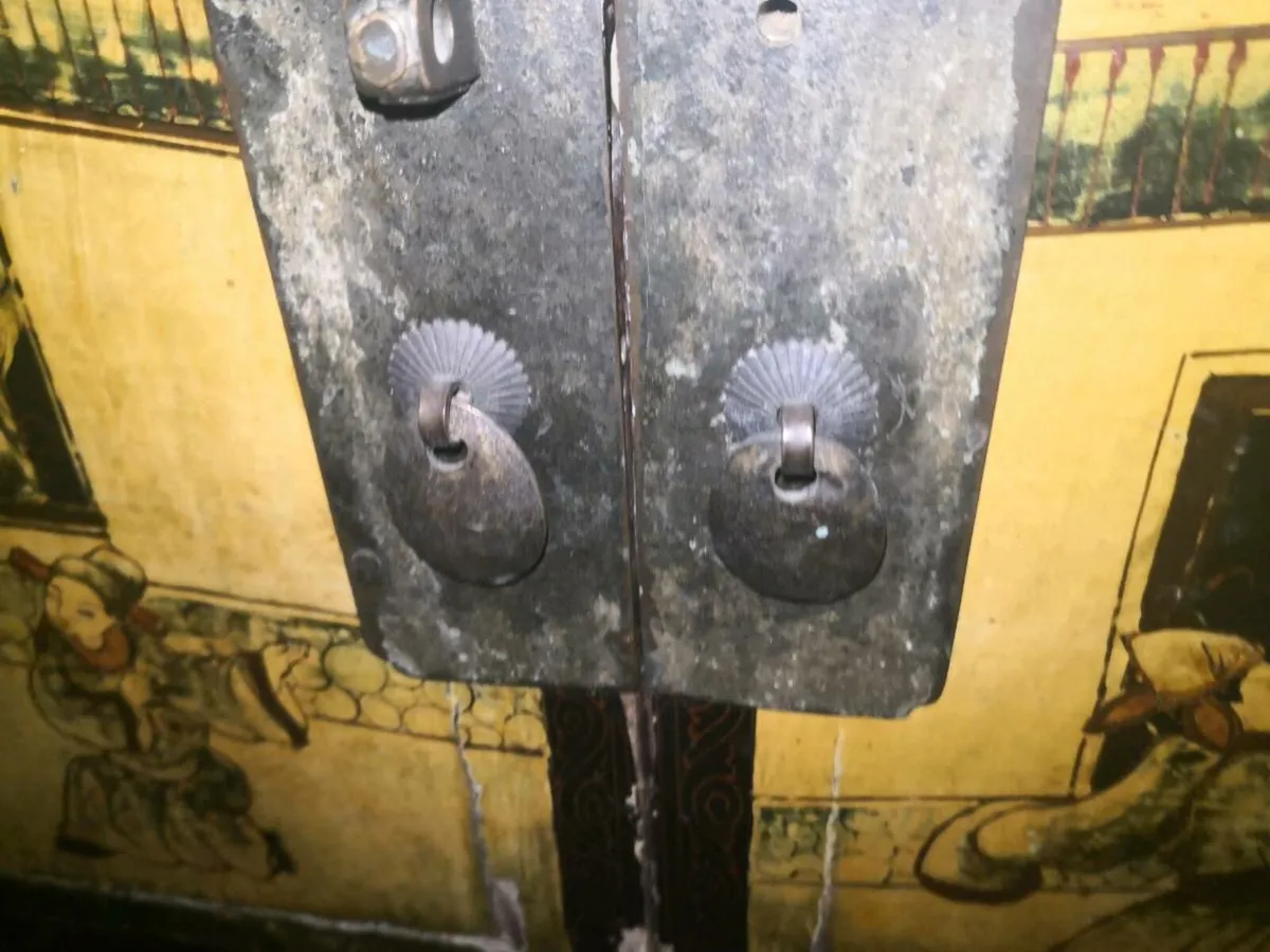 Antique Chinese storage chest - Image 3