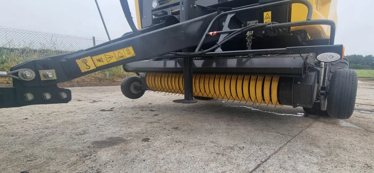 New Holland Roll-Bar 125 SPRING OFFER €35000+ - Image 2
