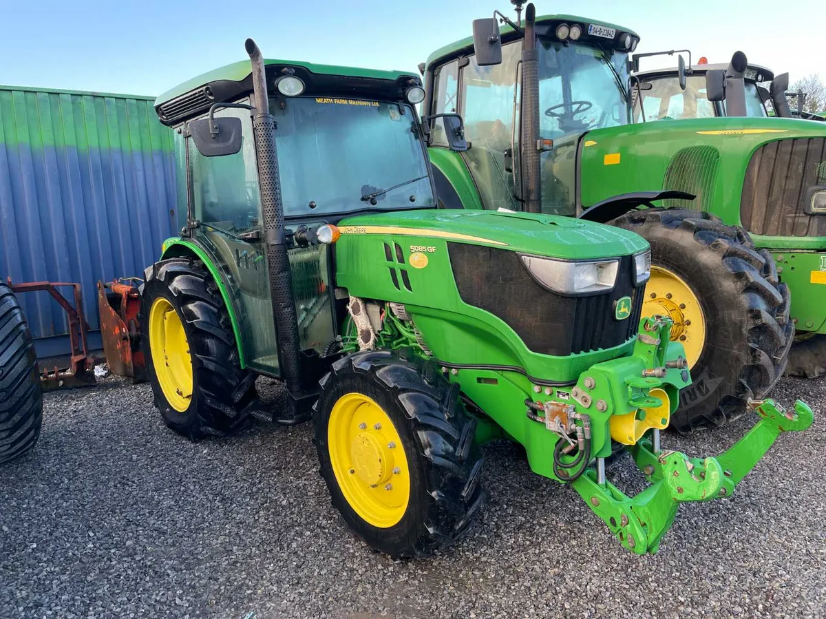 John Deere 5085GF Vineyard tractor - Image 1