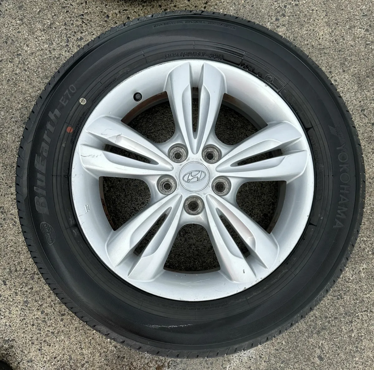HYUNDAI 17" GENUINE ALLOY WHEELS - Image 3