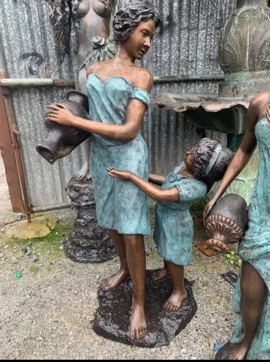 Bronze mother and daughter fountain - Image 1