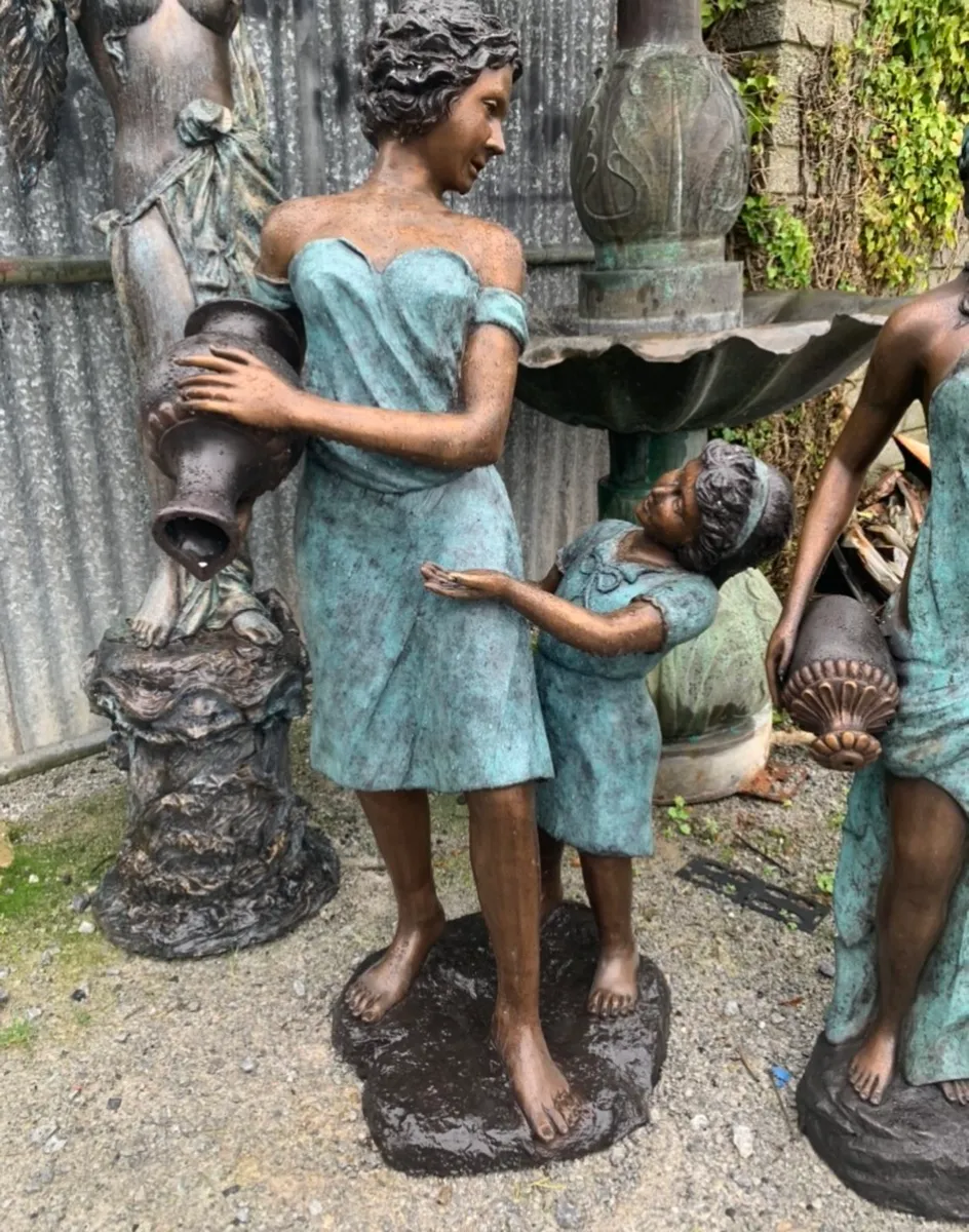 Bronze mother and daughter fountain - Image 2