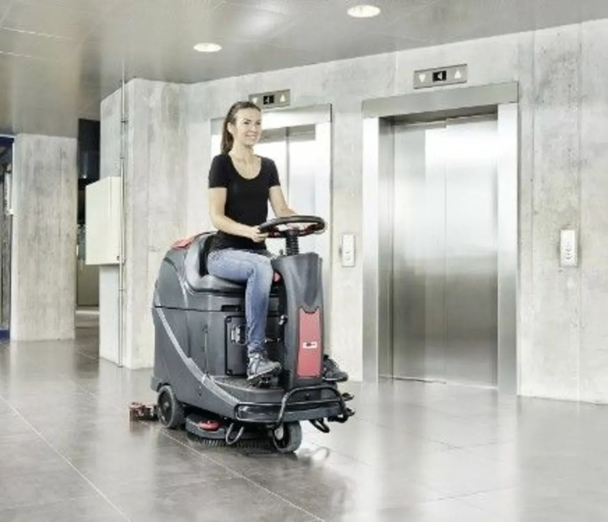 Viper AS530 rider scrubber dryer with warranty - Image 1