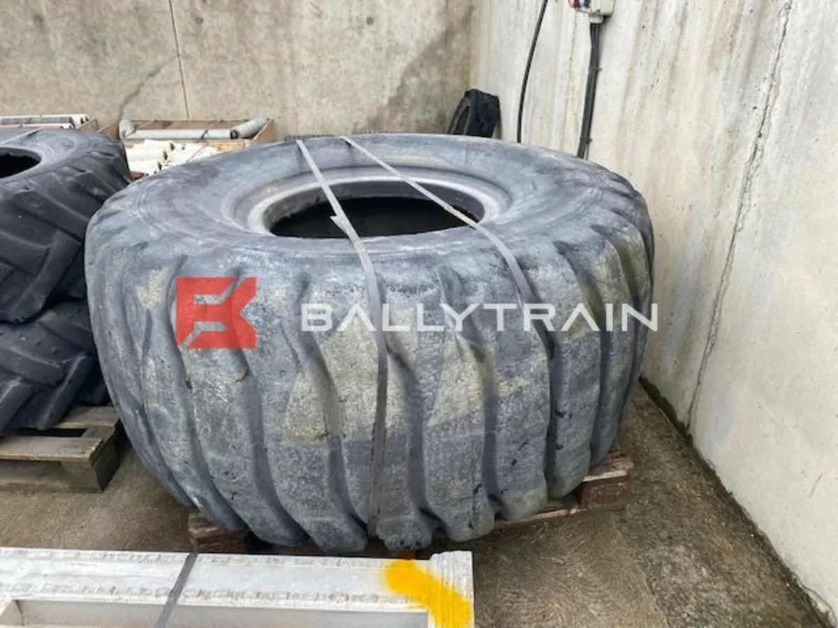 Dunlop 30 x 25 Earthmover Tyre - Image 1