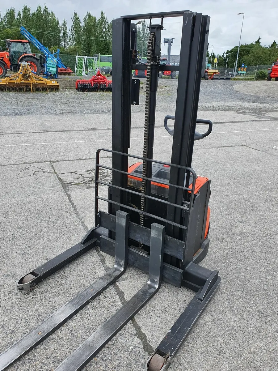 Toyota Straddle Stacker - Image 4