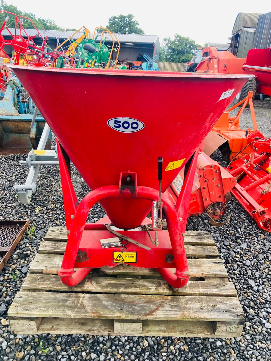 Cosmo fertiliser spreader