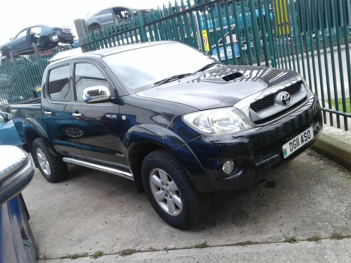 2011 TOYOTA HILUX BREAKING FOR PARTS