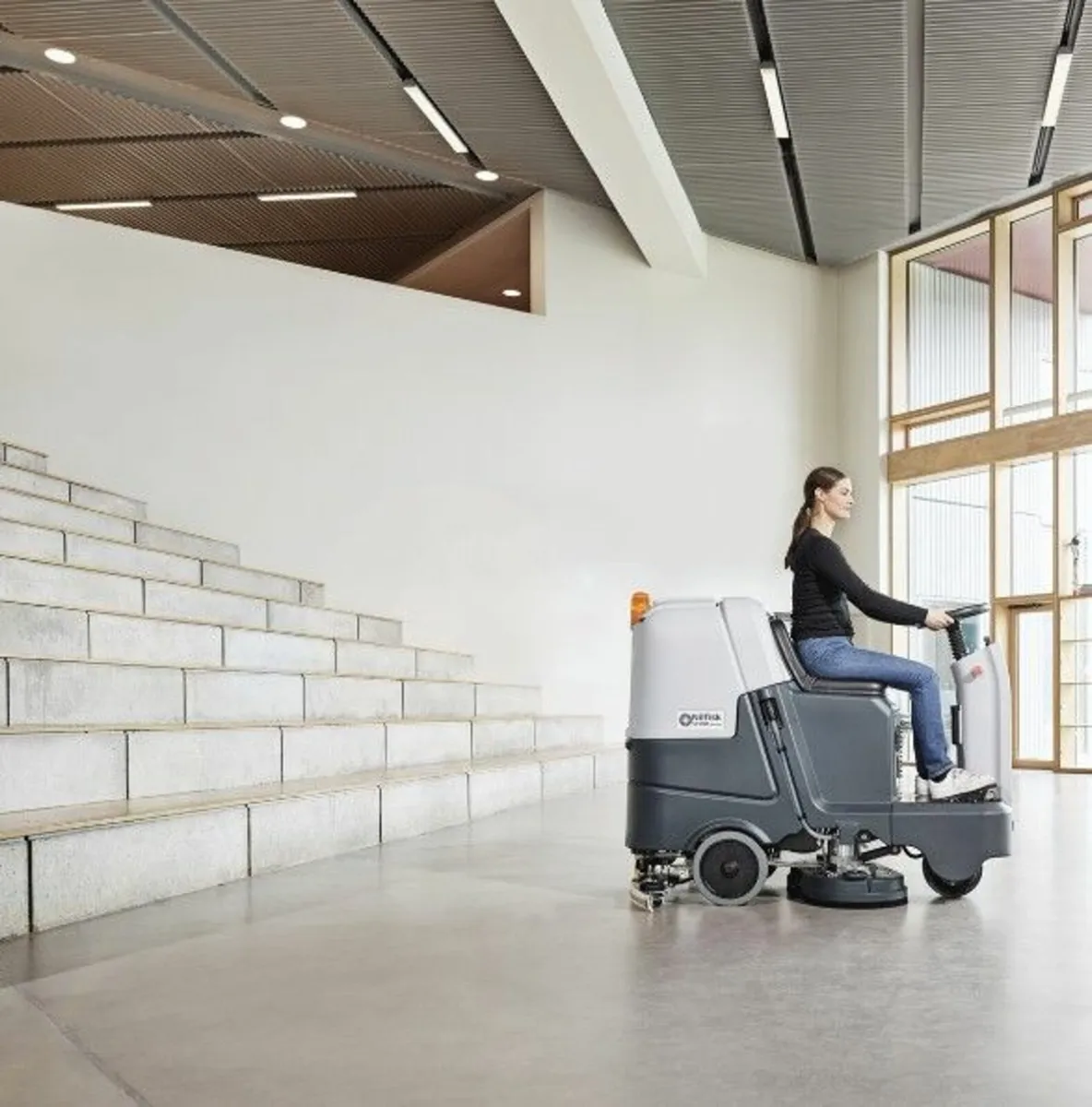 Nilfisk SC3500 scrubber dryer - Image 2