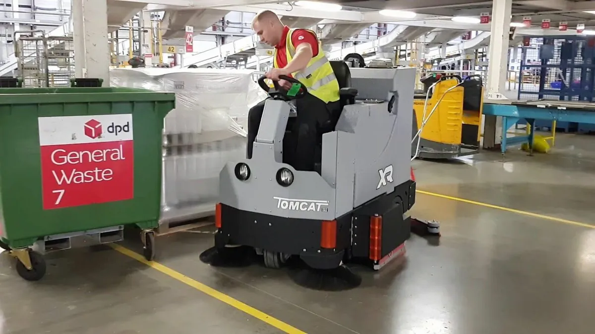 Tomcat XR rider scrubber warehouse factory cleaner - Image 3