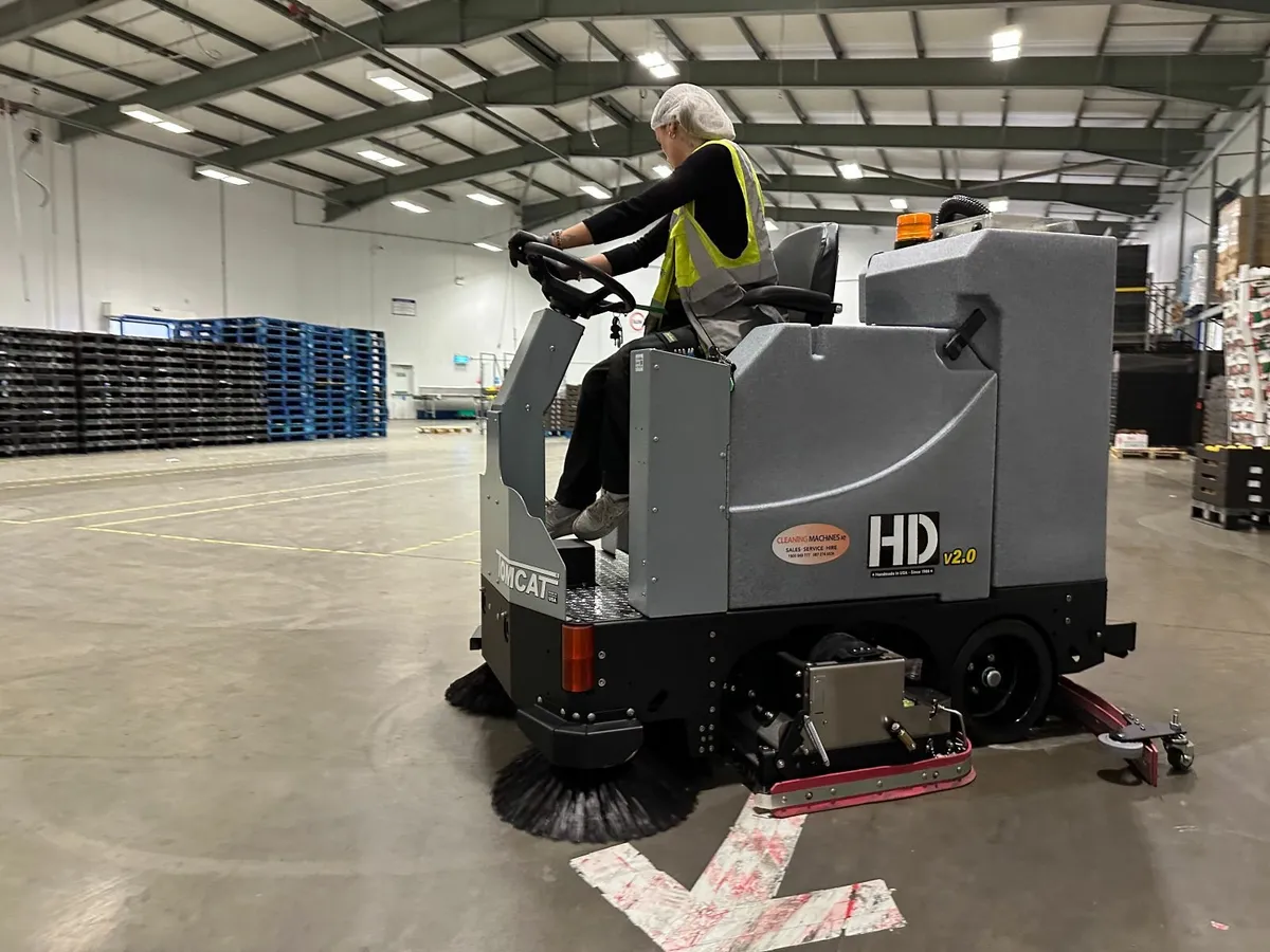 Tomcat HD 46C Rider scrubber sweeper