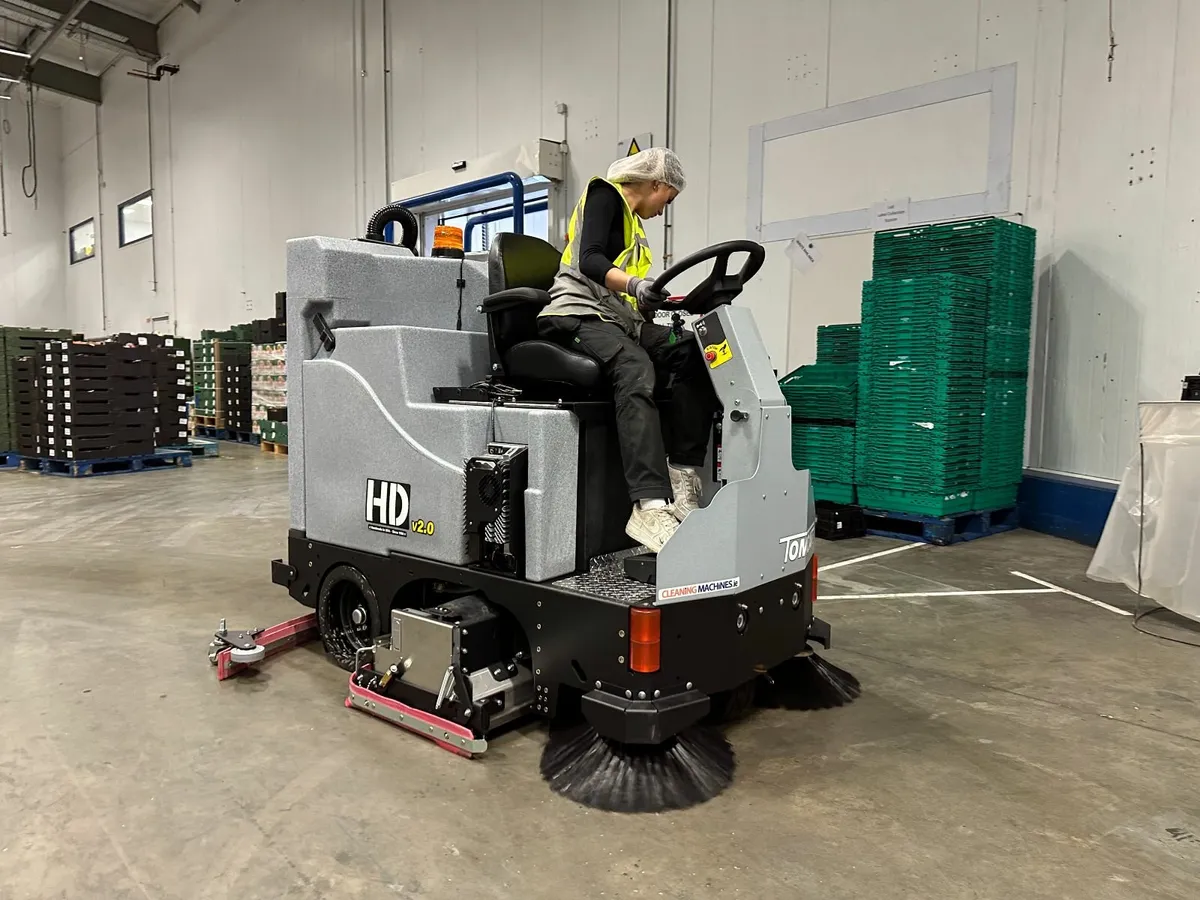 Tomcat HD 46C Rider scrubber sweeper - Image 2