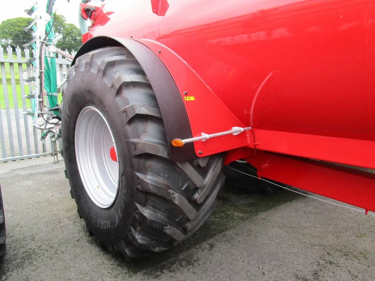 NEW NC 2500 Tanker c/w Trailing Shoe - Image 4