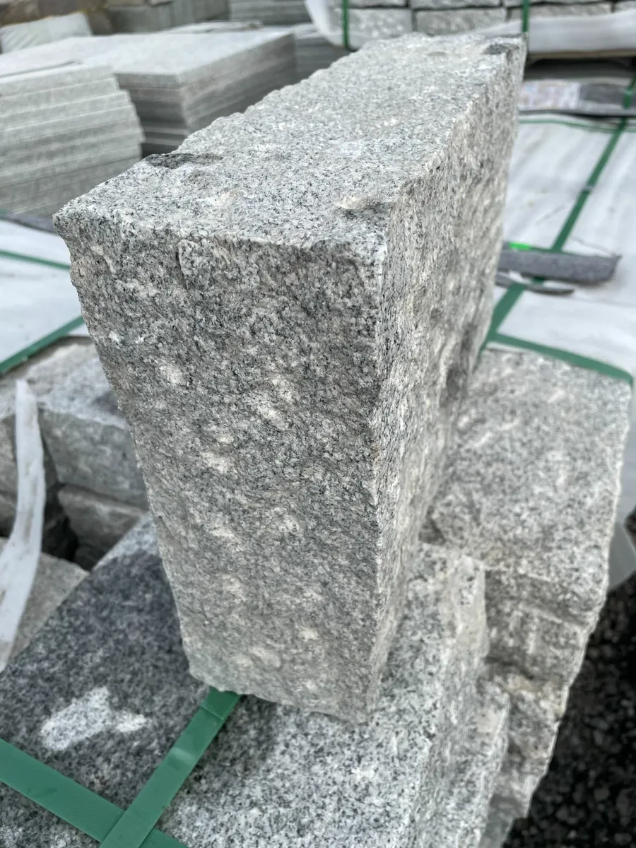 Short silver granite Kerbs