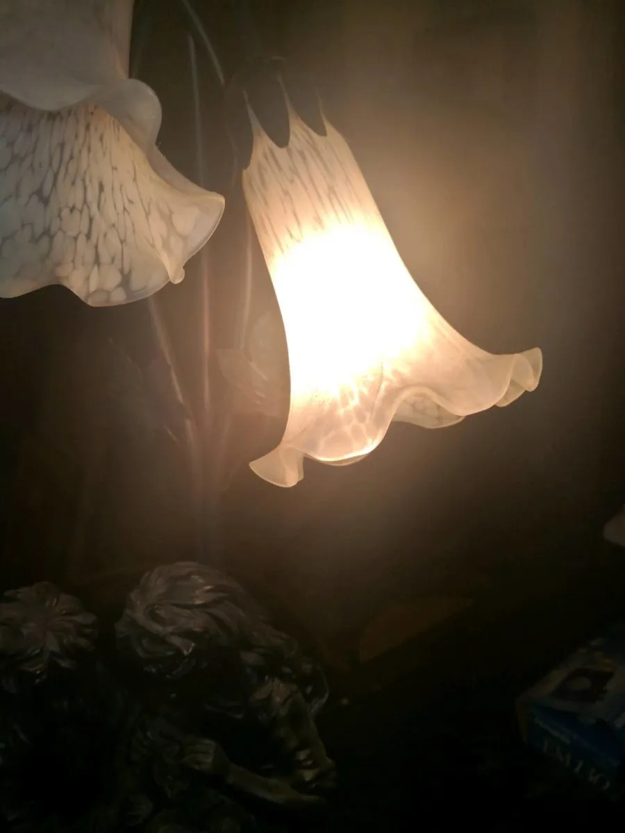 Decorative bronze lamp with mottled glass shades - Image 2