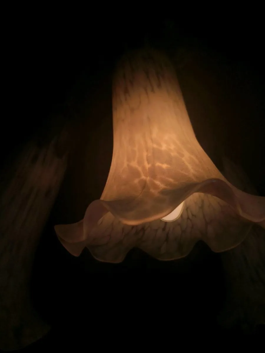 Decorative bronze lamp with mottled glass shades - Image 3