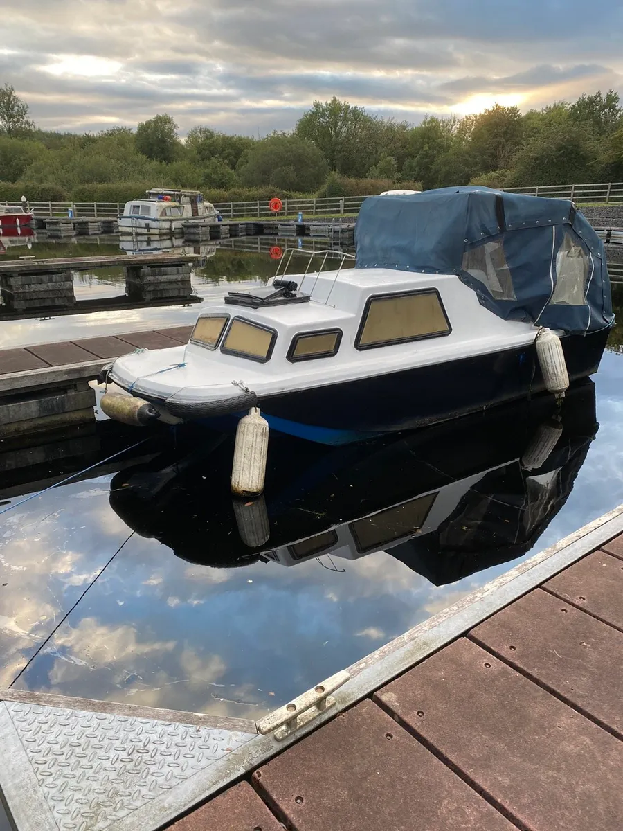 Boat, trailer, hood, fairings, engine and extras.