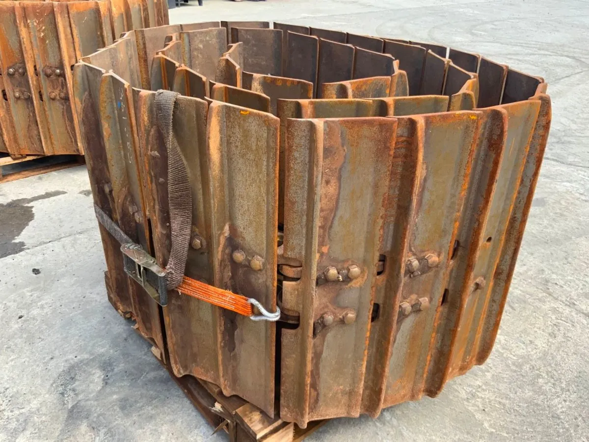 KOMATSU DOZER CHAINS AND PADS.......5640. - Image 4