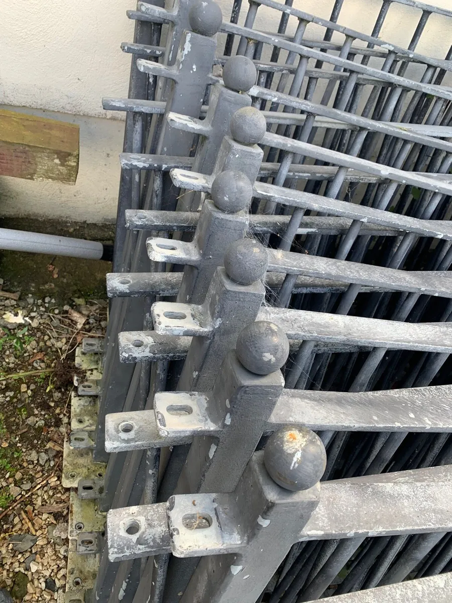 60M of railing for sale - Image 2