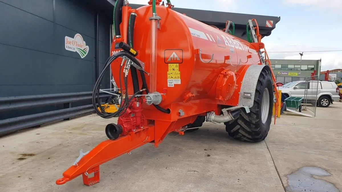 New Abbey 2000 Gallon Tanker with Dribble Bar - Image 2