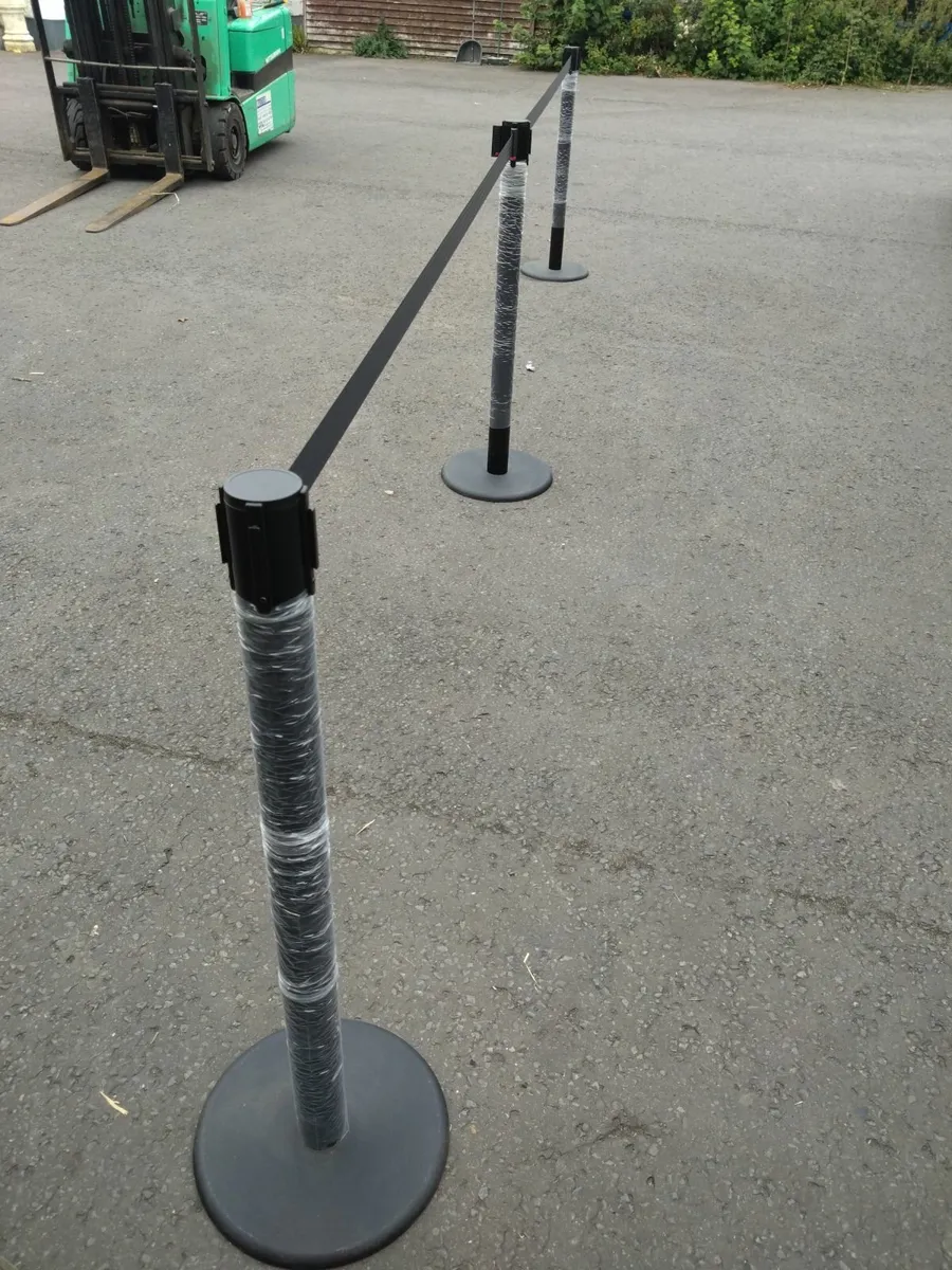 Retractable Barriers for Queues