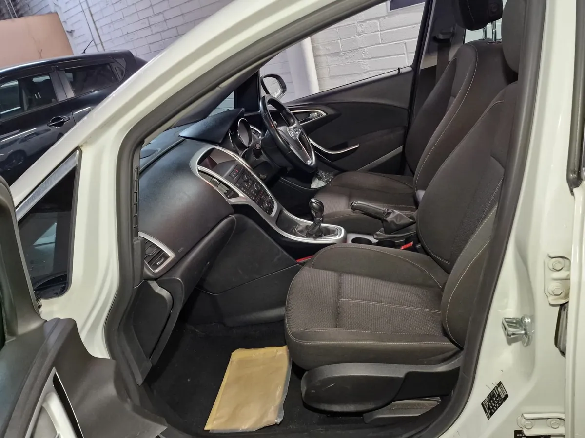 Vauxhall / OPel Astra 1.4 T 140 SRI 2014 WITH WARR - Image 4