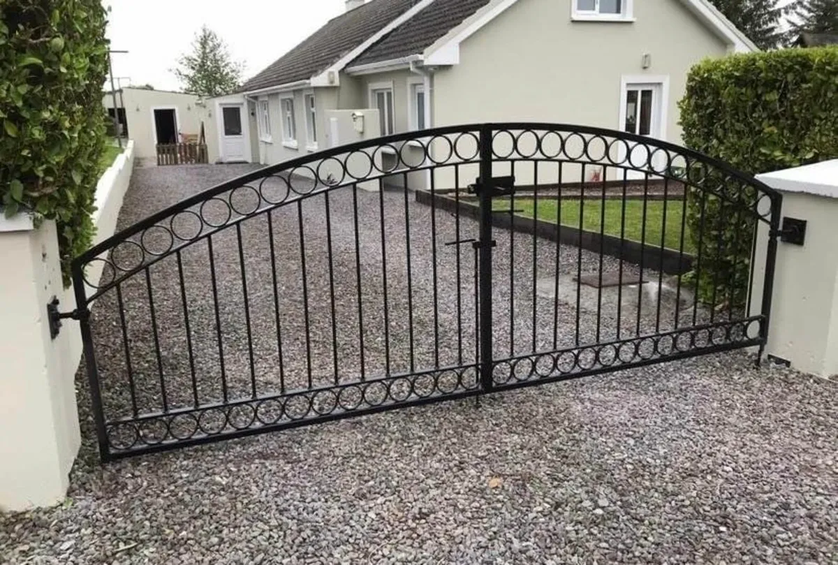 METAL DRIVEWAY GATES