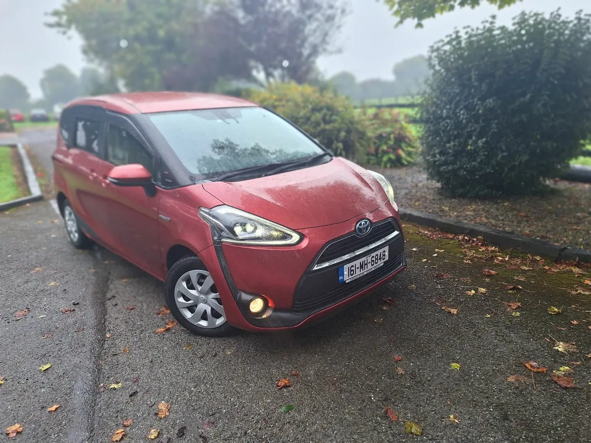 TOYOTA SIENTA 7 SEATER AUTOMATIC SELF CHARGING HYB - Image 1