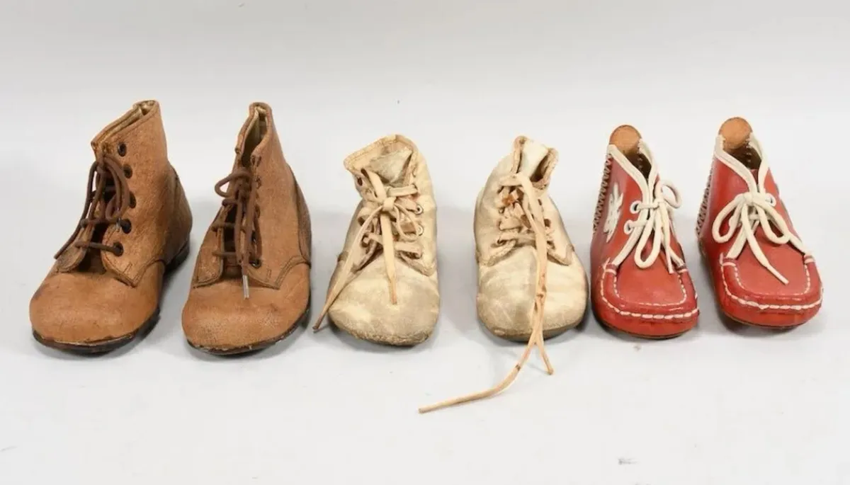 3x handcrafted old children's shoes - Image 1