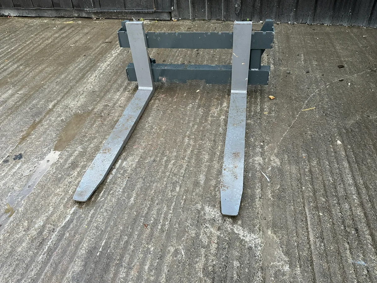 Pallet Forks On Euro Brackets - Image 2