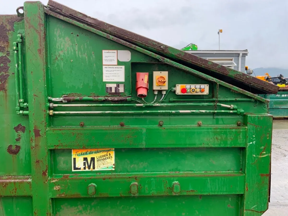 L & M CHAIN LIFT COMPACTOR SKIP....3 PHASE. - Image 4