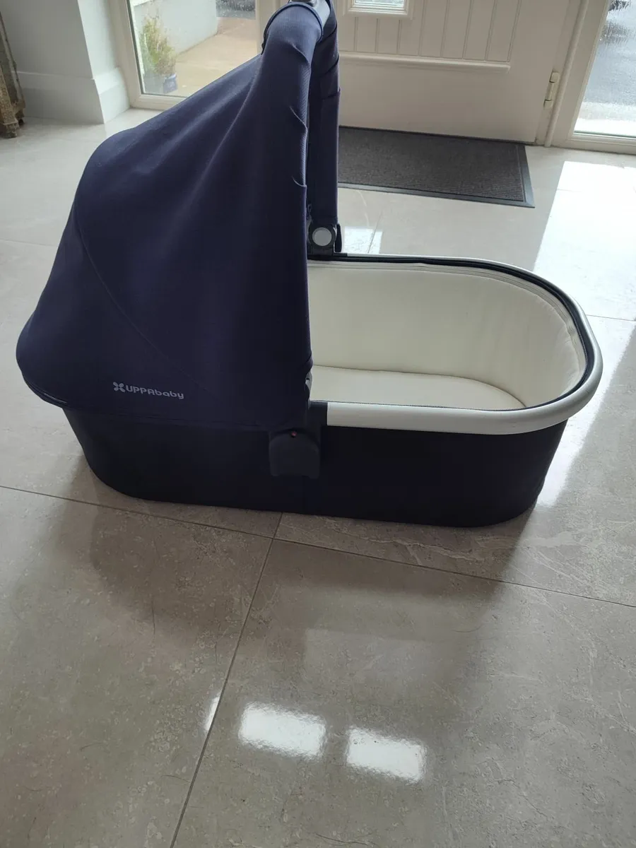 Uppababy bassinet hotsell on floor