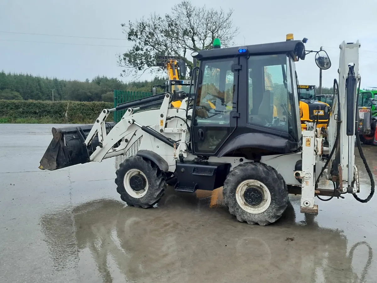 2015 JCB 2CX Streetmaster (17690) - Image 2