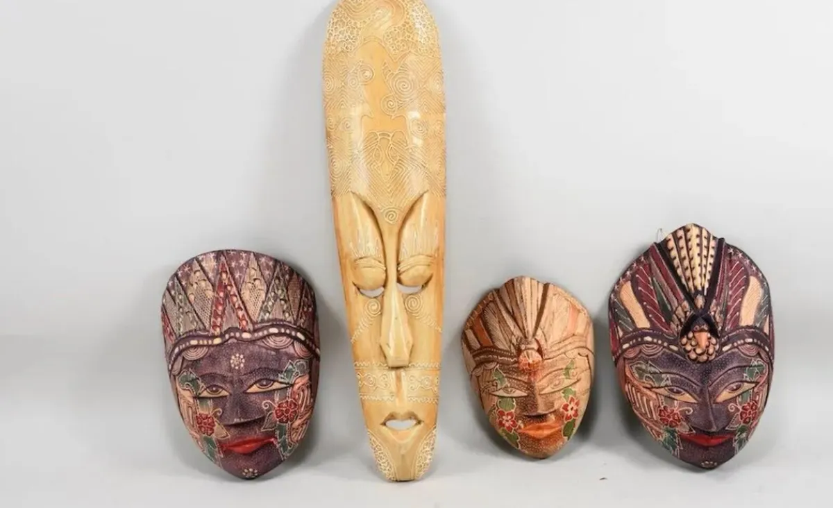 4 hand carved old masks - Image 1
