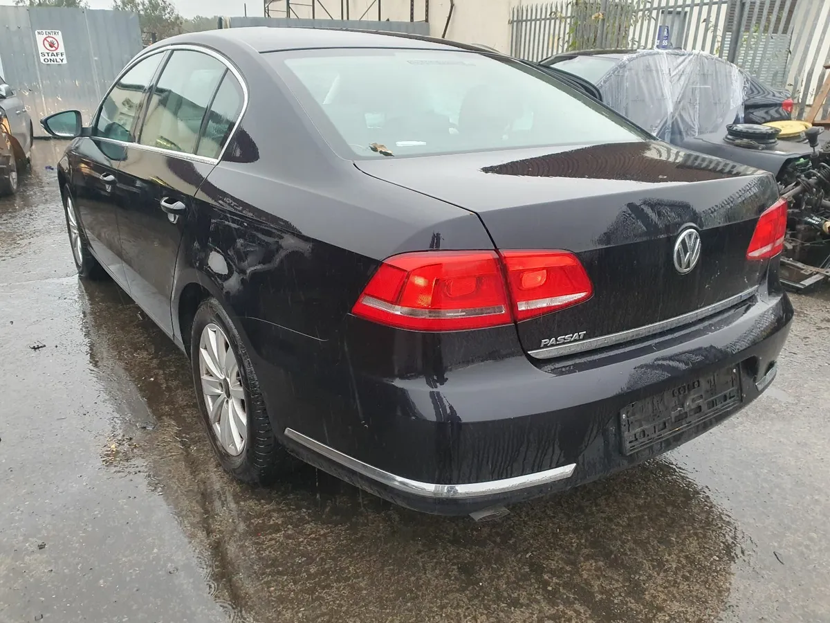11 VOLKSWAGEN PASSAT 1.6 TDI FOR BREAKING - Image 4