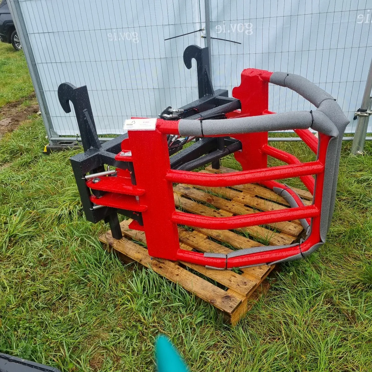 Soft hands bale handlers - Image 1