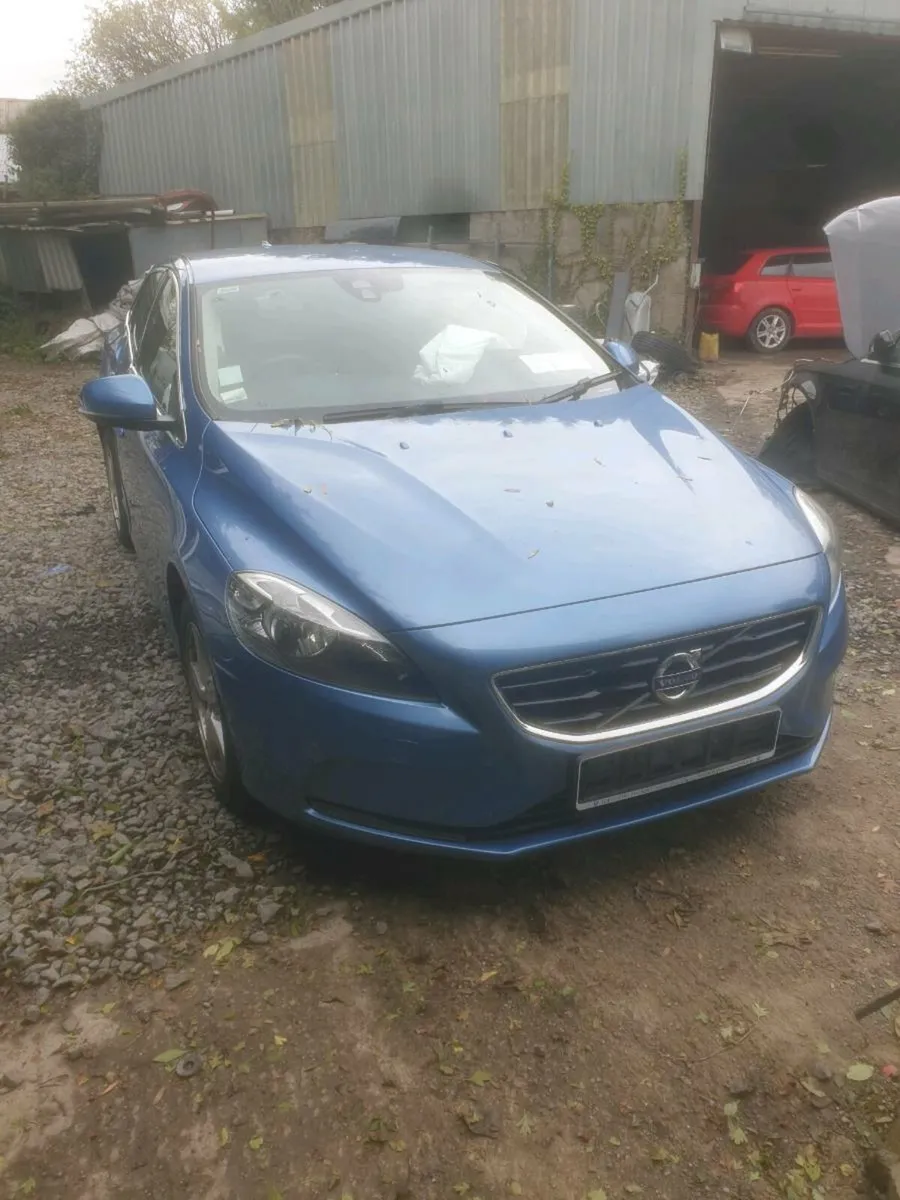 Breaking volvo 2.0d 2016 v40 do - Image 1