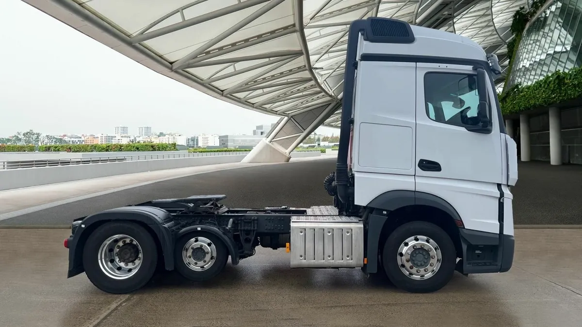 2018 Mercedes-Benz ACTROS 2443LS Streamspace - Image 2