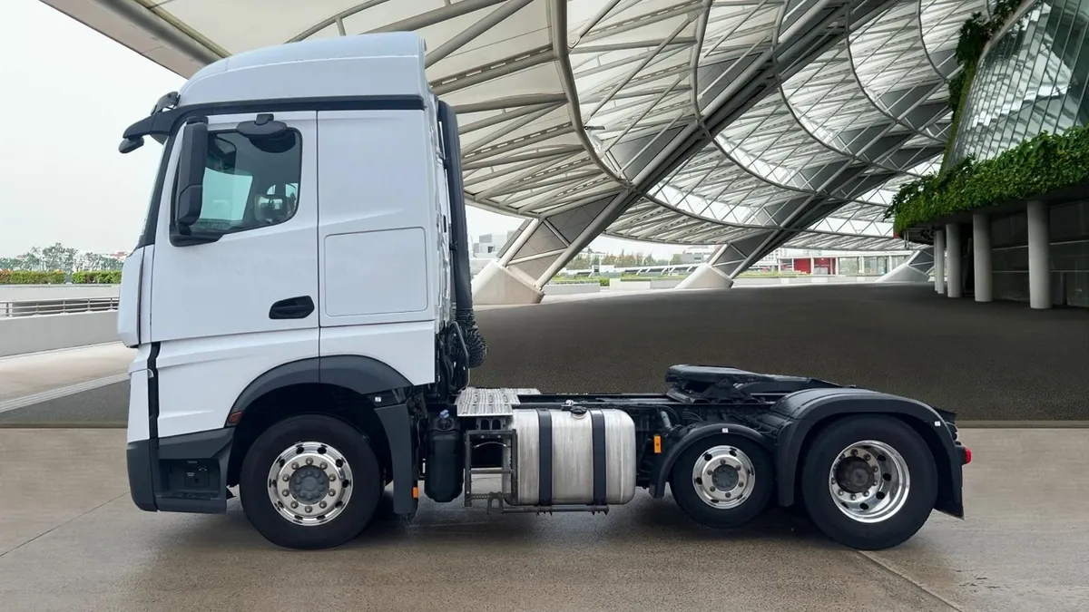 2018 Mercedes-Benz ACTROS 2443LS Streamspace - Image 4